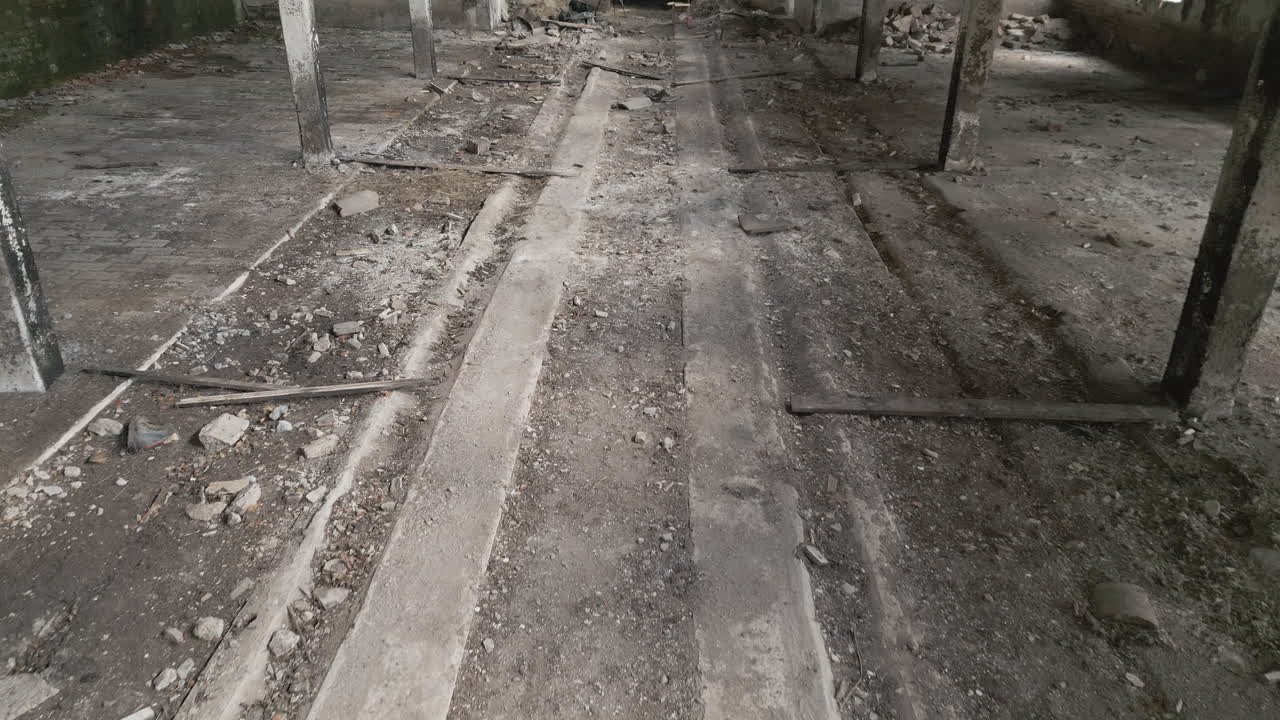 포렌식 과학자가 서류 가방을 들고 내려옵니다.