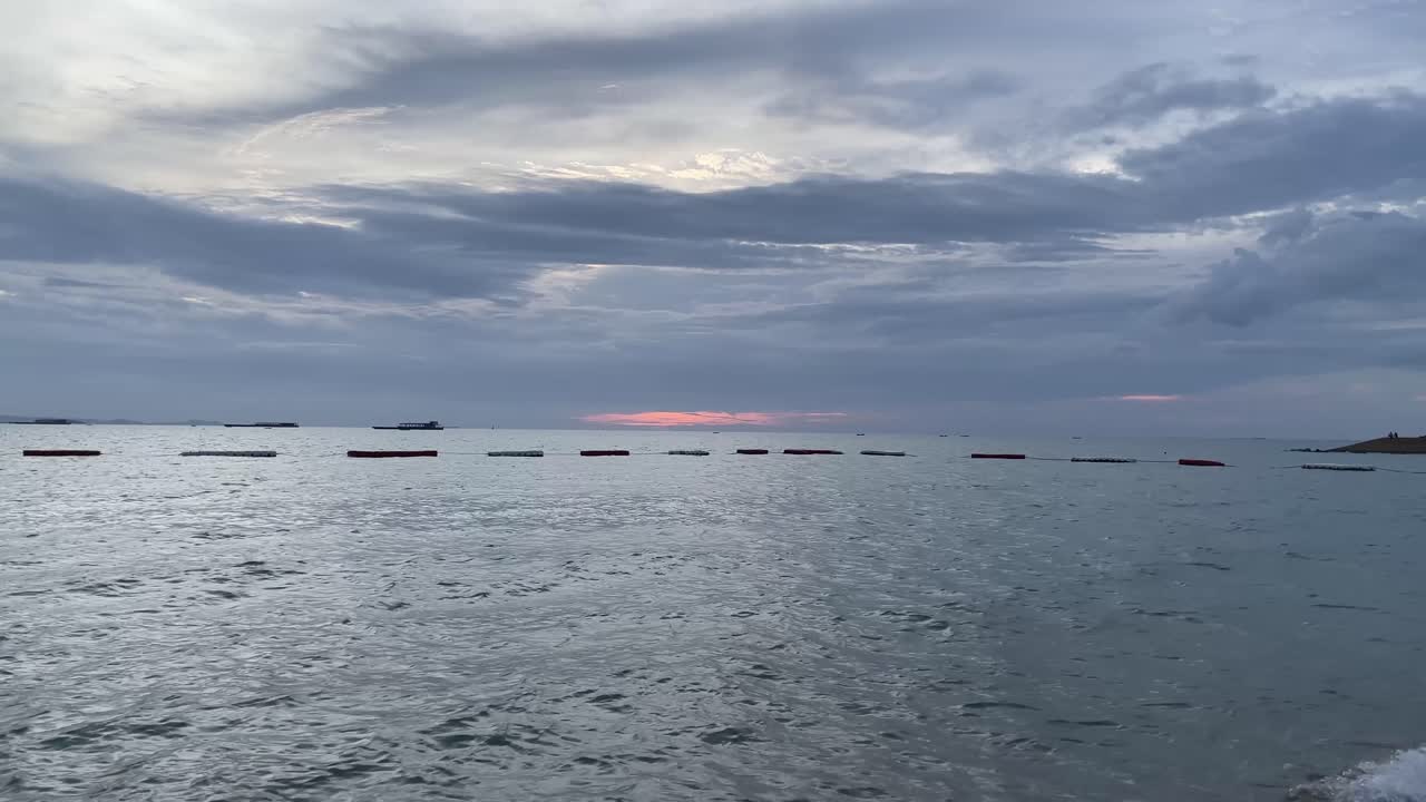 태국 파타야 의 부드러운 파도 의 움직임 과 지평선 아래 로 사라지는 태양 의 편안 한 풍경