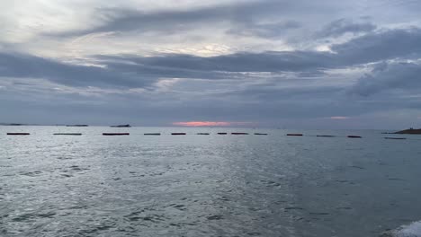 태국 파타야 의 부드러운 파도 의 움직임 과 지평선 아래 로 사라지는 태양 의 편안 한 풍경