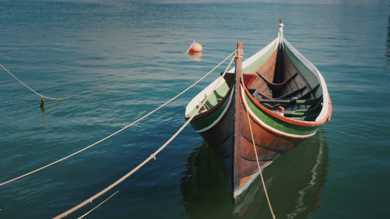 hermoso barco de madera amarrado en la orilla 4k video