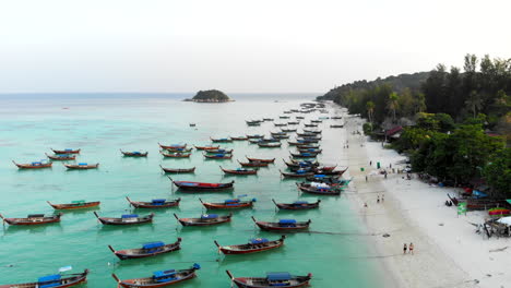 volar sobre los barcos anclados en una playa de aguas claras