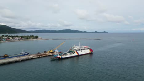 Un-Ferry-Está-A-Punto-De-Atracar-En-El-Muelle-De-La-Isla-Catanduanes,-Capturando-La-Belleza-Y-La-Emoción-De-Los-Viajes-Y-La-Aventura-En-La-Isla