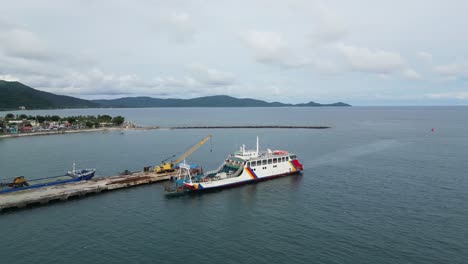 un ferry está a punto de atracar en el muelle de la isla catanduanes, capturando la belleza y la emoción de los viajes y la aventura en la isla