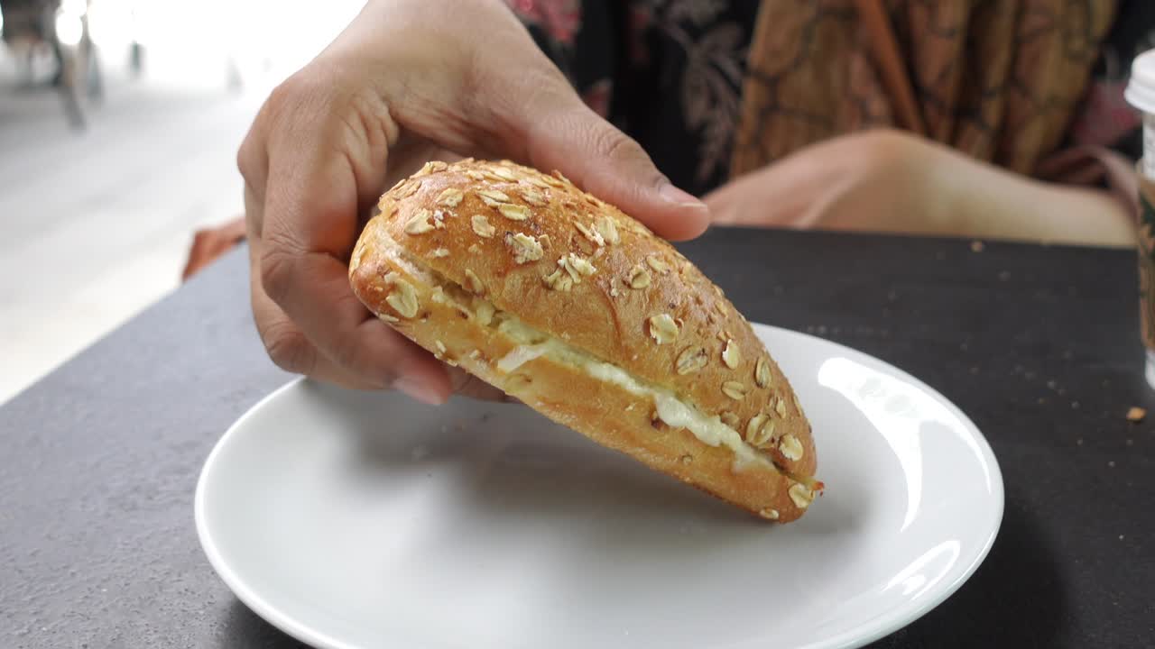 persona que sostiene un sándwich