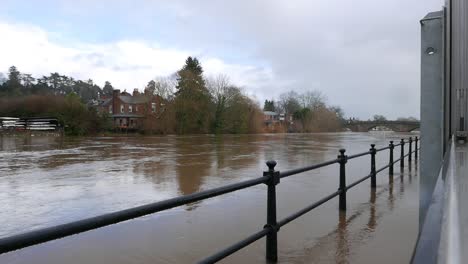 Schnell-Fließendes-Hochwasser-Im-Fluss-Severn-Bei-Bewdley,-Wobei-Mehr-Regen-Fällt