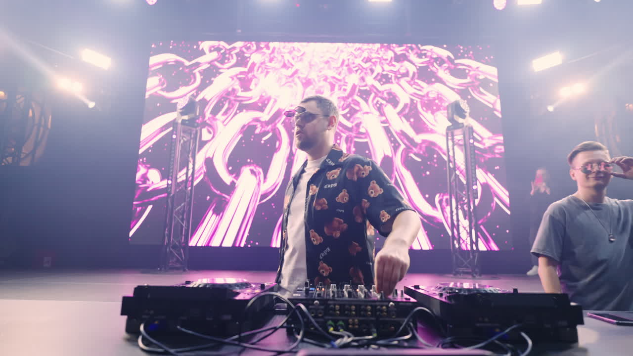 dj actuando en vivo en un festival de música