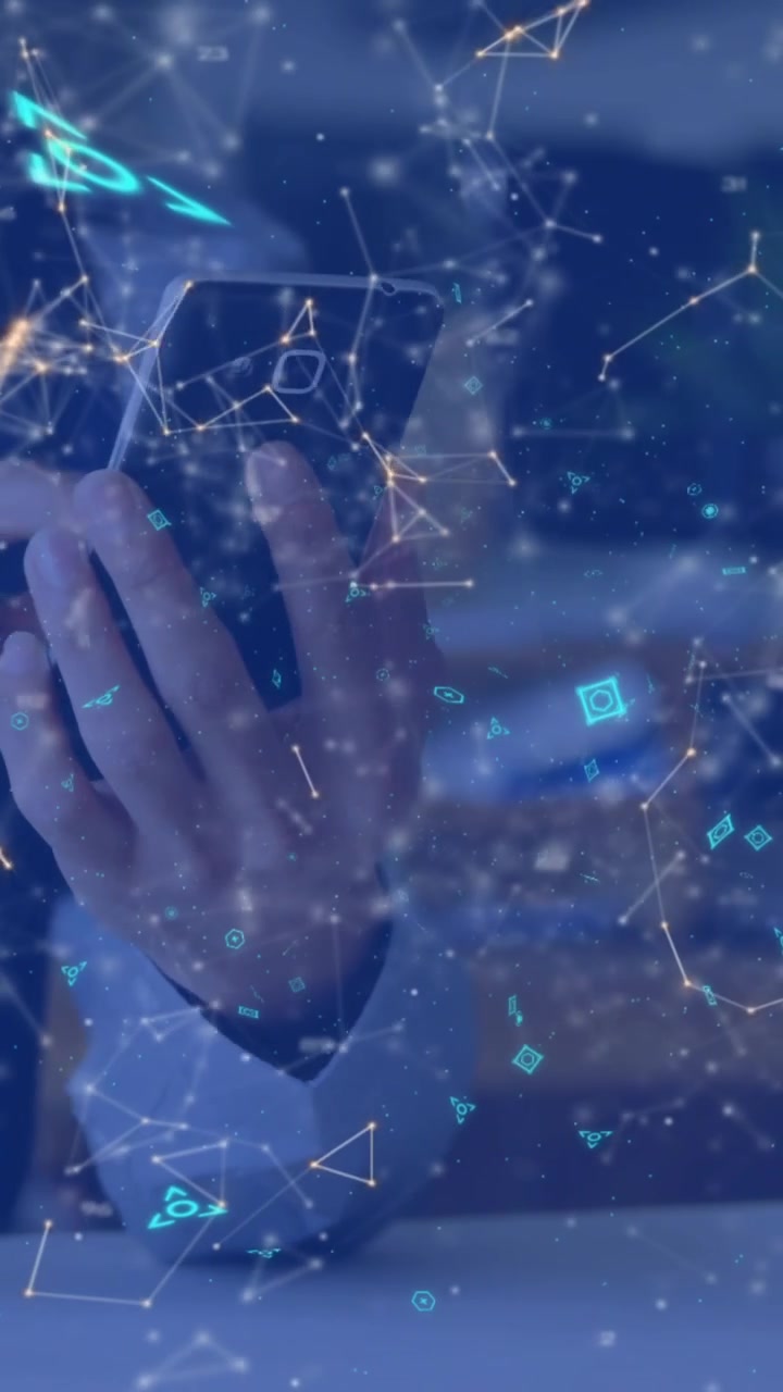 Animazione di forme in movimento su uomo d'affari caucasico che usa lo smartphone
