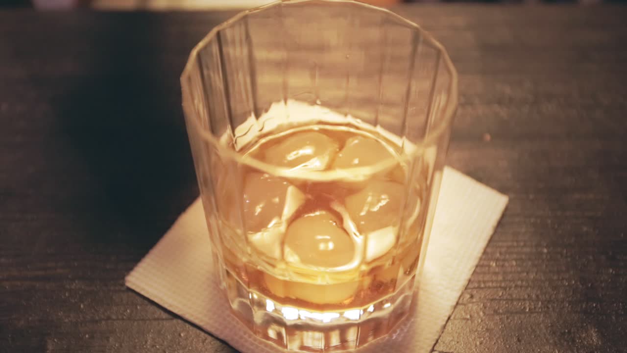 얼음 이 있는 잔 에 콜라 를  ⁇ 는 것. 위스키 잔. 위스키 콜라. 위스키 액체