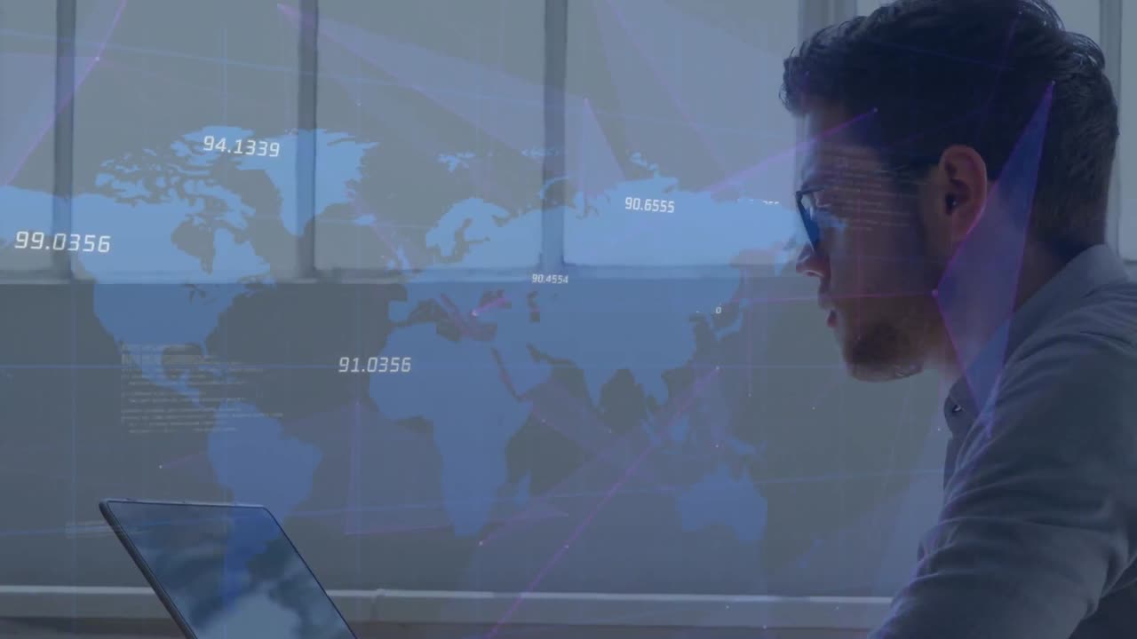 animación de procesamiento de datos y mapa del mundo sobre empresario caucásico en el cargo.