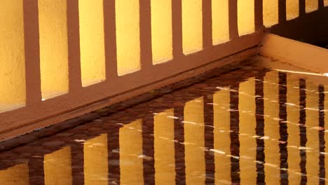 patrones de arquitectura pilares naranjas reflejados en el agua