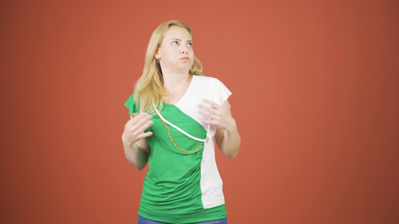 높은 공기 온도가 여자를 질식시키고 있습니다.