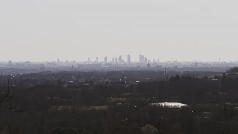 Großstadt-Mit-Wolkenkratzern-In-Der-Ferne