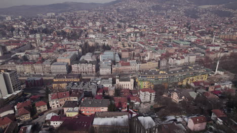 Amplia-Vista-Aérea-De-Sarajevo-Con-La-Sinagoga-Ashkenazi-En-El-Centro.