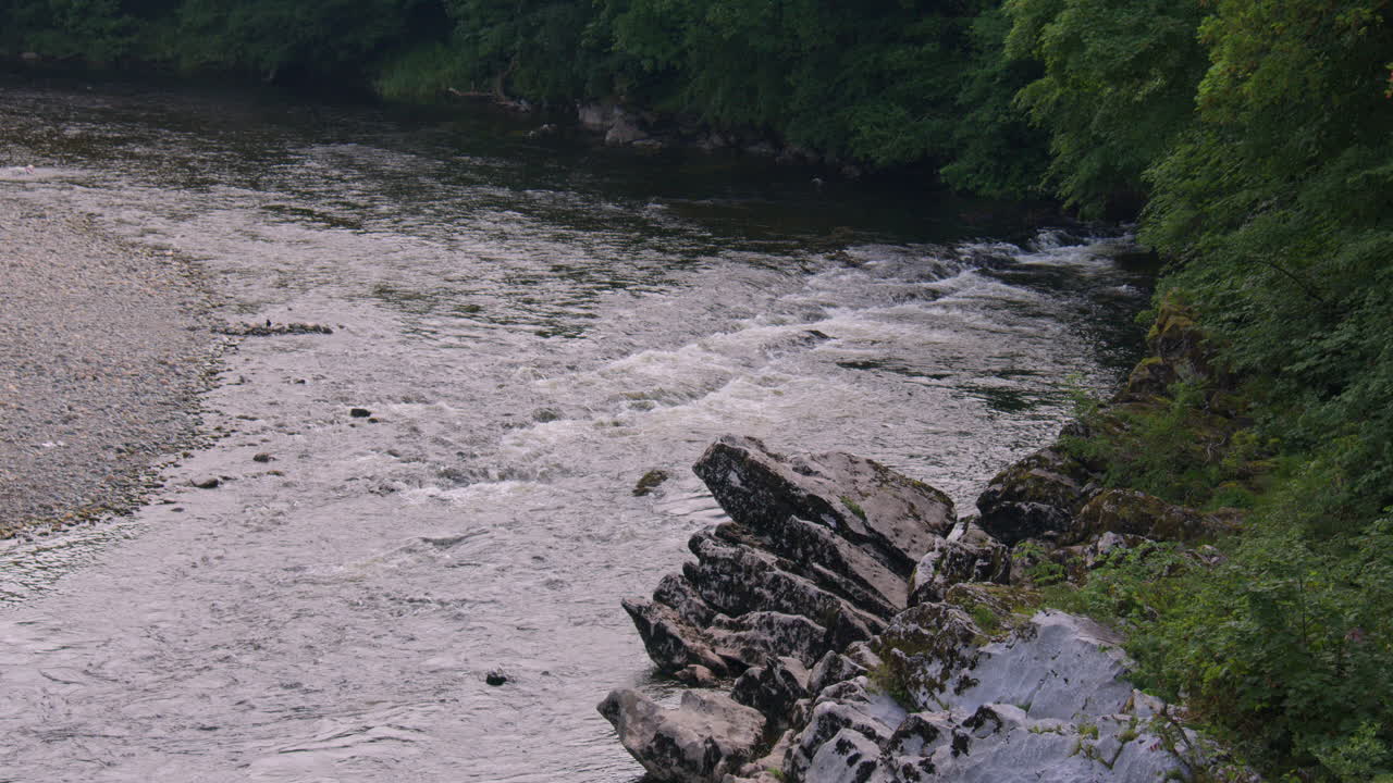 Ampia veduta dall'alto di grandi rocce e massi nel fiume Lune, accanto al Ponte del Diavolo, a Kirkby Lonsdale, North Yorkshire.