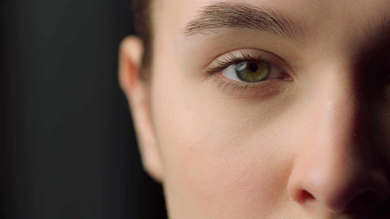 실내에서 심각한 여성 얼굴의 반 얼굴  ⁇ 의 극단적인 클로즈업. 눈을 감고.