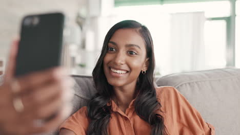 Mujer,-Teléfono-Y-Videollamada-Saludando-Con-Una-Sonrisa