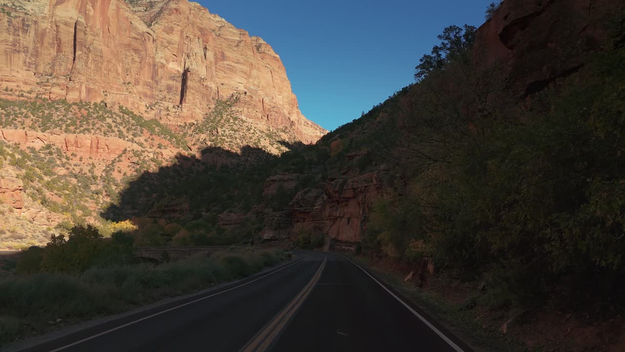 시온 국립공원 (zion national park) 은 북미 주 유타 주 (utah) 의 아름다운 자연을 가로질러 경치가 아름다운 자동차 운전입니다.