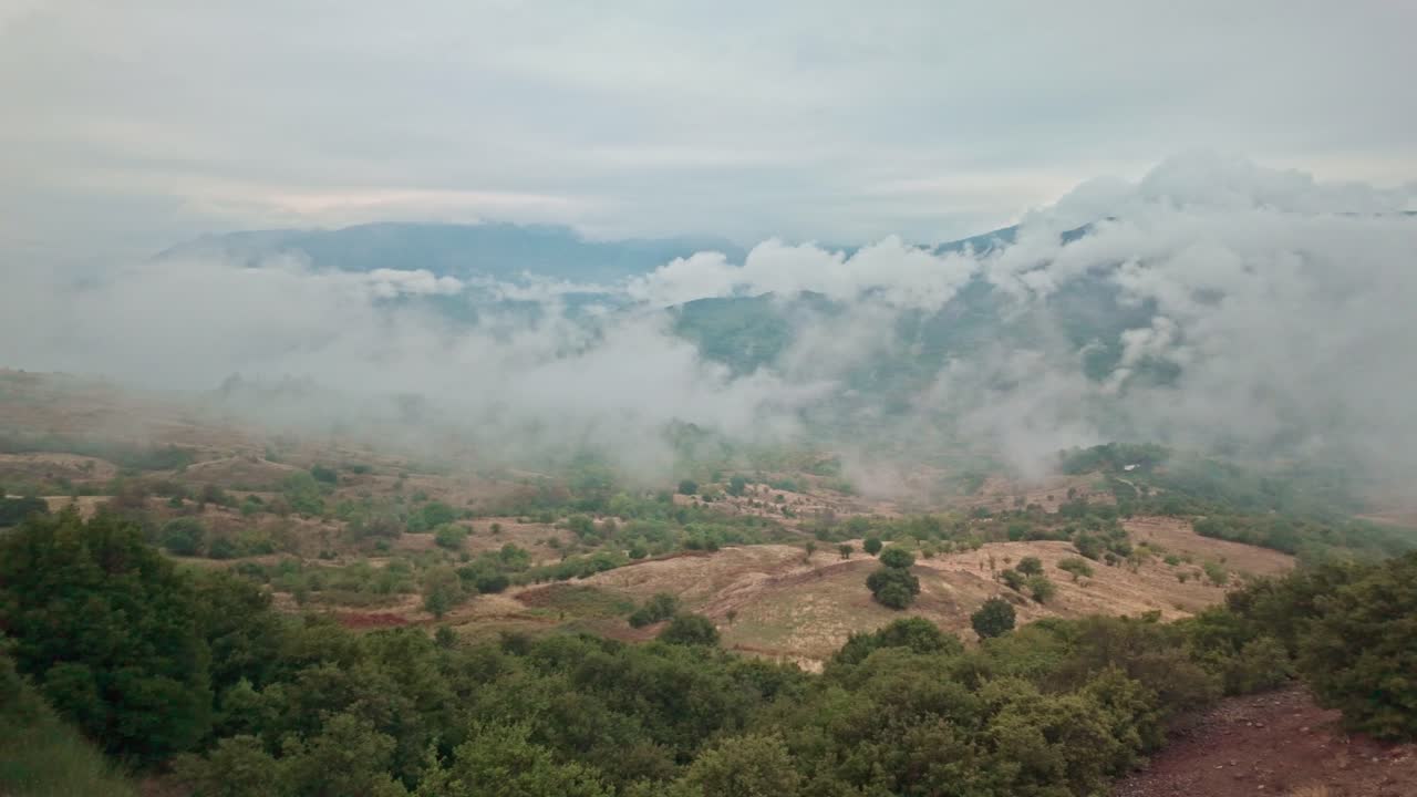 Paisaje montañoso de niebla