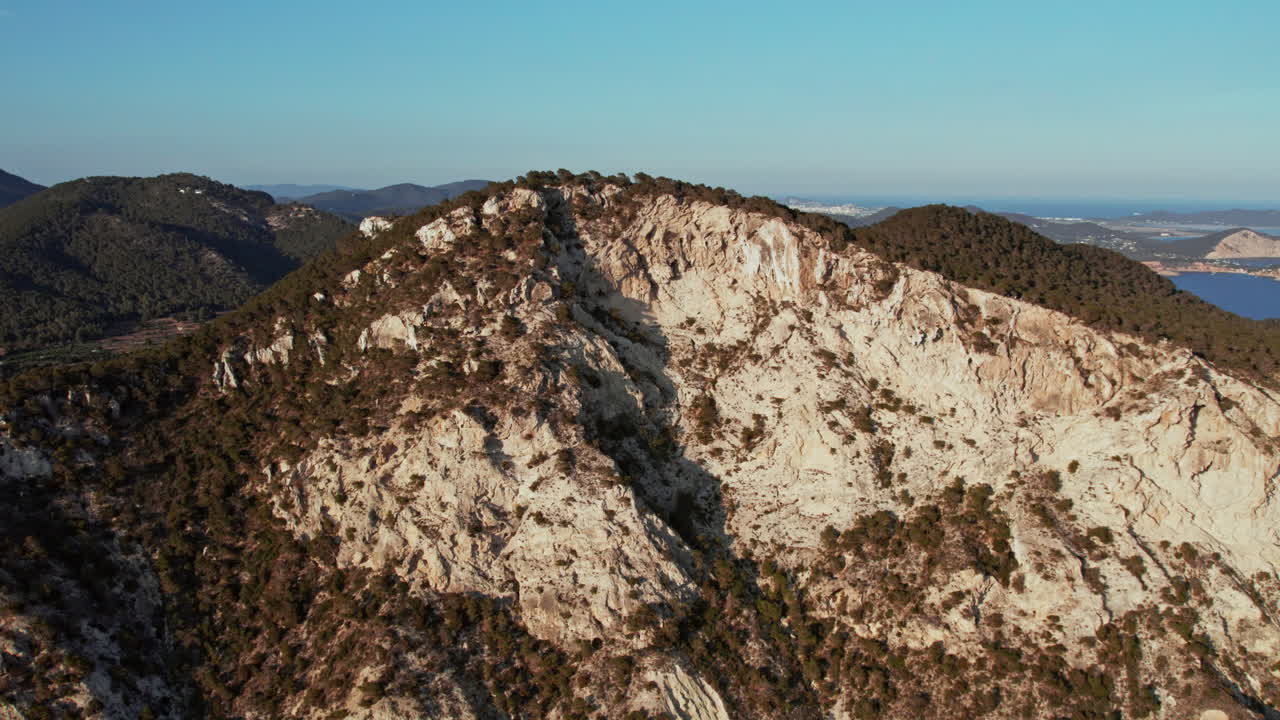 las montañas rocosas en la costa de punta roja, ibiza, españa