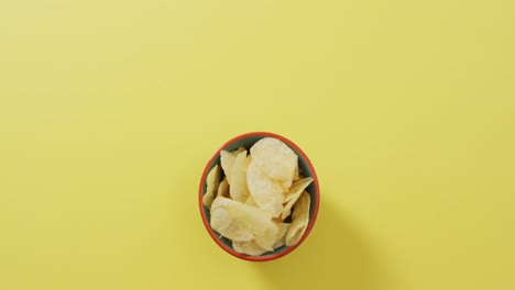 Nahaufnahme-Von-Kartoffelchips-In-Einer-Schüssel-Mit-Kopierraum-Auf-Gelber-Oberfläche