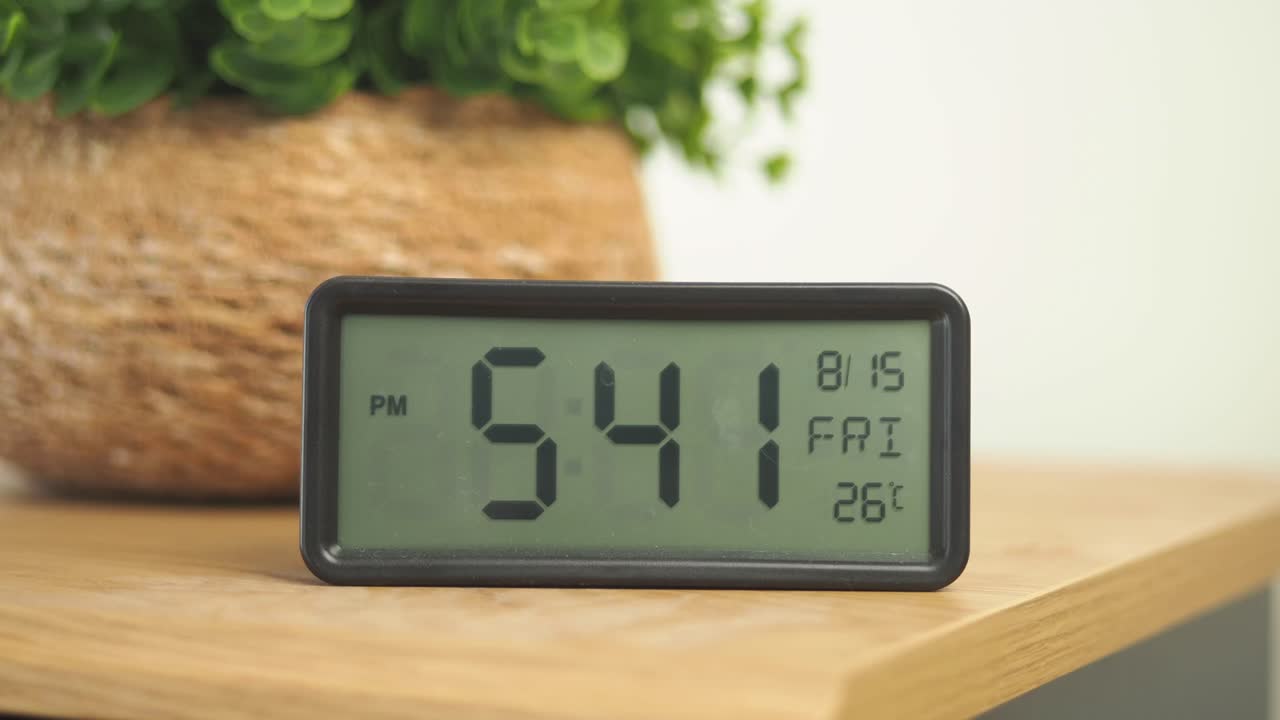 un reloj digital que muestra la hora