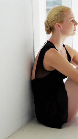 una bailarina relajándose en el estudio
