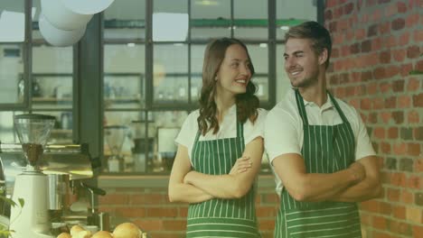 animación de dos mujeres y trabajadores caucásicos sonrientes con los pulgares en la cafetería