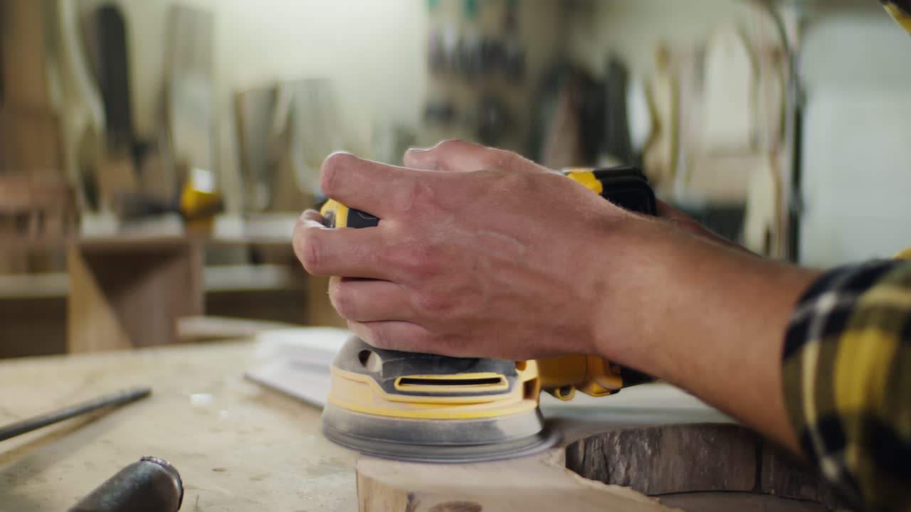 안전 조치와 함께 목재 가공 과정