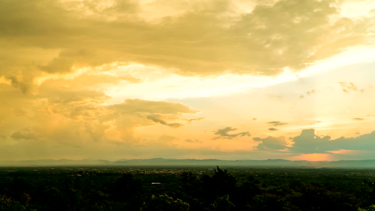 일몰 때 구름이 있는 다채로운 극적인 하늘.