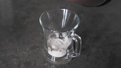haciendo café instantáneo