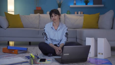 una trabajadora de oficina en casa recibe malas noticias de la cámara.