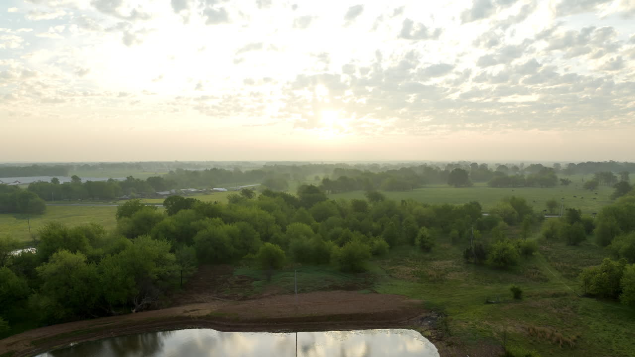 cálido amanecer sobre el paisaje de la naturaleza en gentry, condado de benton, arkansas