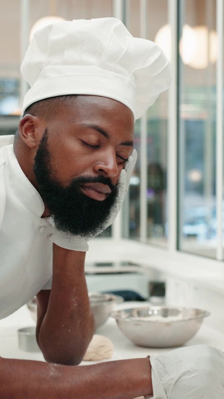 Chef esausto che appoggia la testa sul bancone in una cucina professionale
