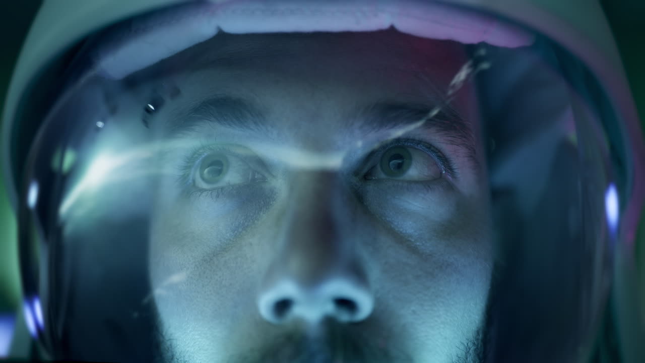 astronauta en el casco espacial en primer plano