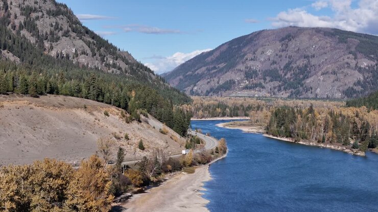 Splendore d'autunno: Panorami aerei del fiume Thompson e dell'autostrada Yellowhead nei pressi di Little Fort.