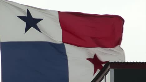 Bandera-De-Panama-En-Las-Esclusas-De-Gatun,-Canal-De-Panama