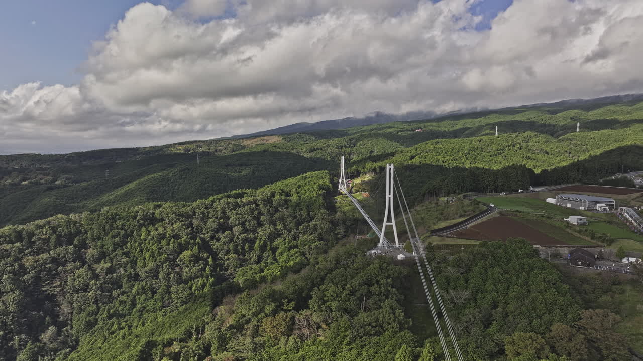 mishima japan aerial v6 drone flyover sasahara shinden capturando el puente sky walk que se extiende a través del valle verde y la belleza natural del paisaje montañoso - filmado con mavic 3 pro cine - octubre 2023