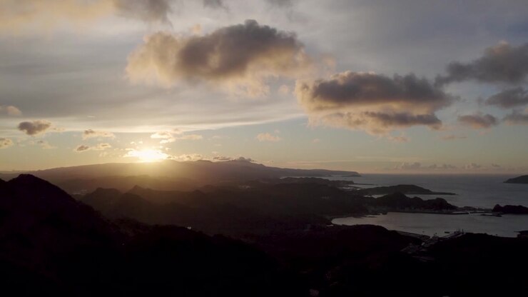 Hermoso atardecer visto desde el casco antiguo de Jiufen en Taiwán, un famoso pueblo chino tradicional en una montaña en la costa este de la isla de Taiwán, frente al Pacífico.