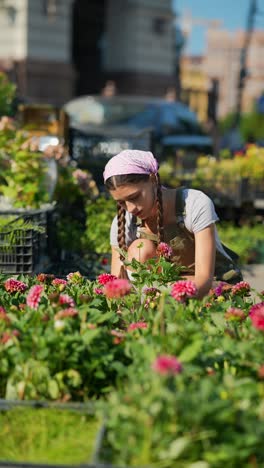 joven jardinera en un mercado de flores