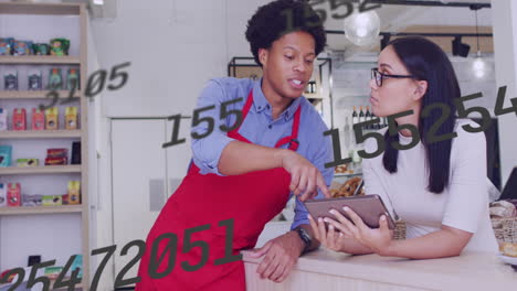 animación de números y procesamiento de datos sobre diversas personas que utilizan tableta en la tienda.