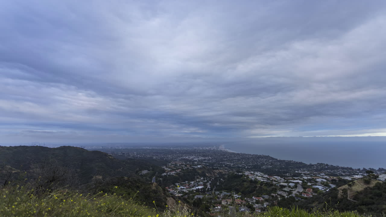 timelapse del atardecer de santa mónica y el área metropolitana de los angeles desde pacific palisades