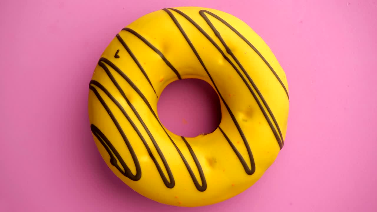 el donut glazado de primer plano.