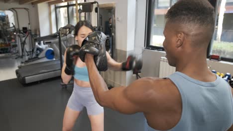 sesión de entrenamiento de boxeo femenino en el gimnasio