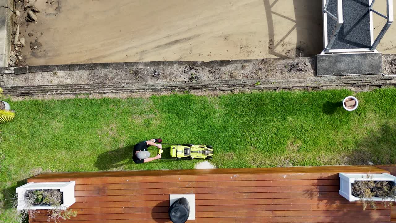 위 에서 뒷마당 에서 잔디 를 는 사람