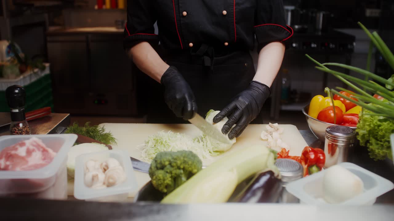 chef preparando verduras en una cocina profesional