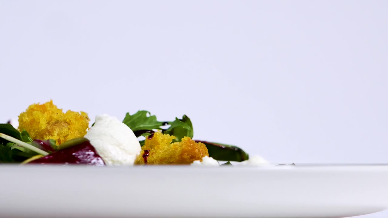 크루톤과 치즈로 만든 맛있는 러드