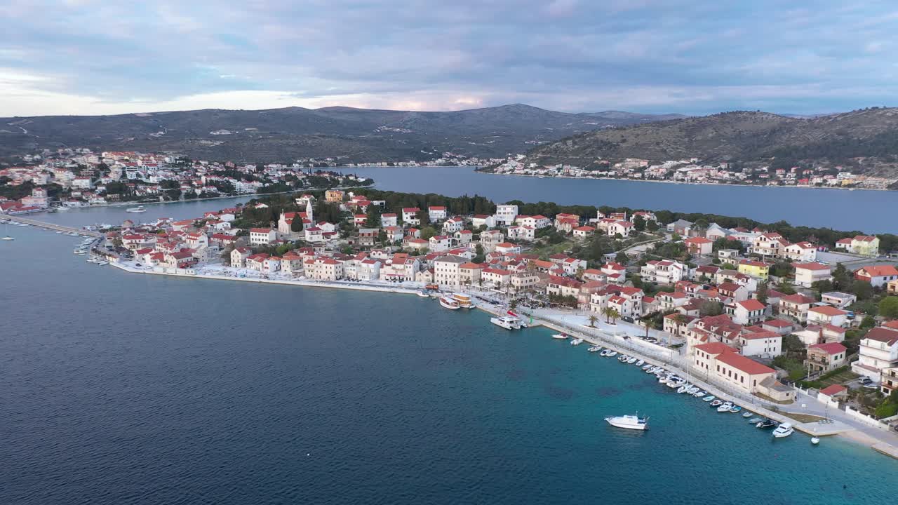 vista aérea de la pintoresca ciudad de rogoznica en la costa dálmata en croacia - disparo de drones