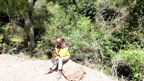 avión industrial uav innovador piloto de drones tomando fotografía de drones operando drones de seguridad en el bosque de kenia