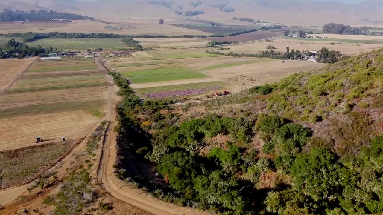 drone disparó sobre la colina con la granja y las colinas en el fondo
