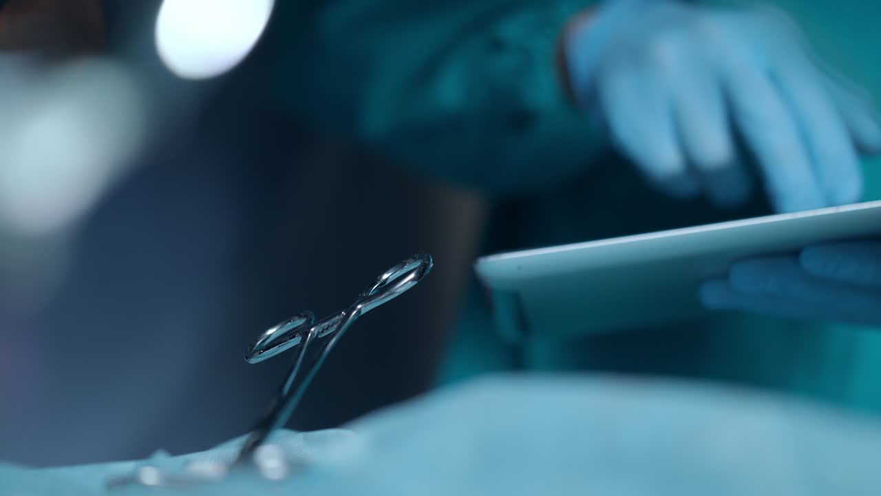 manos médicas usando una tableta. operación quirúrgica. industria de la salud